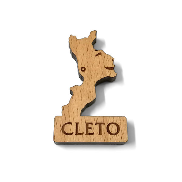 Calamita in legno con etichetta Cleto e sagoma Calabria che sorride
