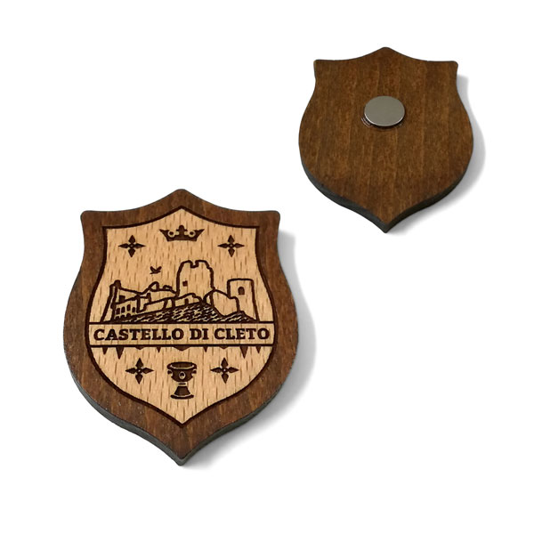 Calamita in legno a forma di crest con incisione artwork Castello di Cleto (CS)