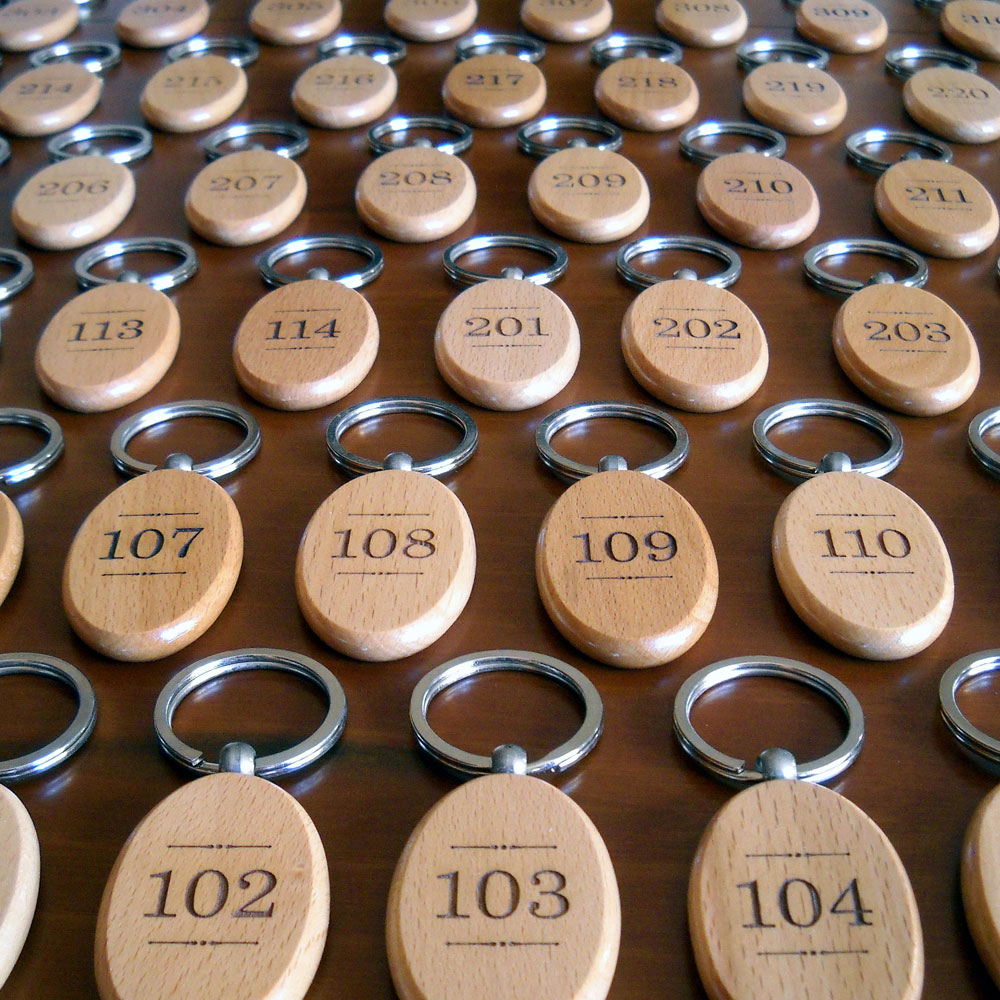 Portachiavi ovali in legno massello personalizzati con numeri