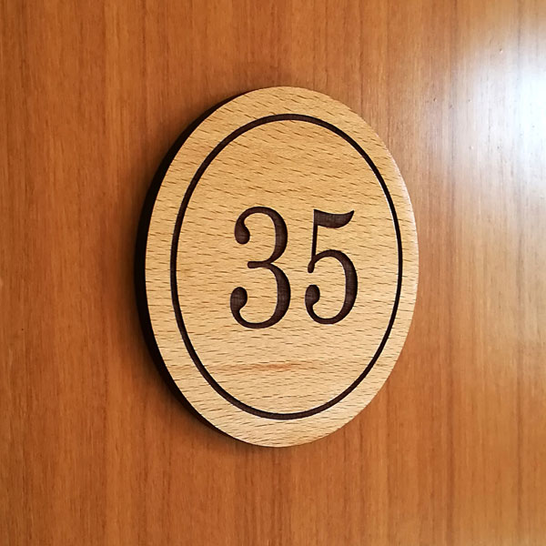 Targhe personalizzate in legno massello di faggio con numeri camere di albergo, hotel, resort, B&B
