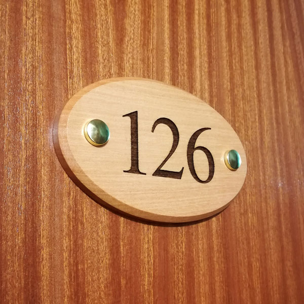 Targhe ovali in pregiato legno massello personalizzate con numeri camere di albergo, hotel, resort, B&B