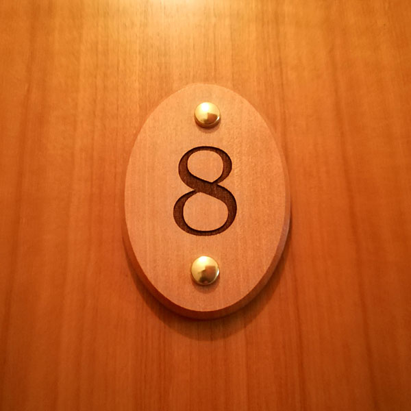 Targa rettangolare in legno massello di faggio personalizzata con numeri camere di albergo, hotel, resort, B&B