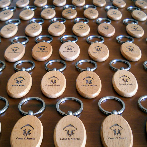 Portachiavi personalizzati ovali in legno di faggio con numeri stanze di hotel e logo