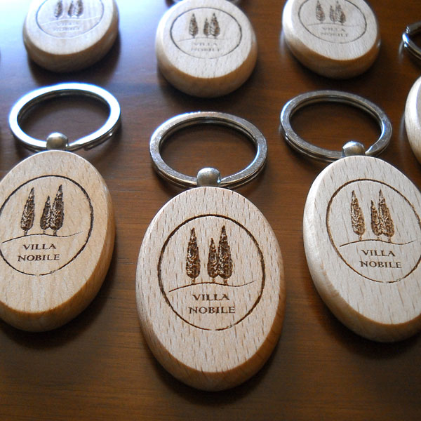 Portachiavi ovali personalizzati in legno massello di faggio con incisione numero camera hotel e logo