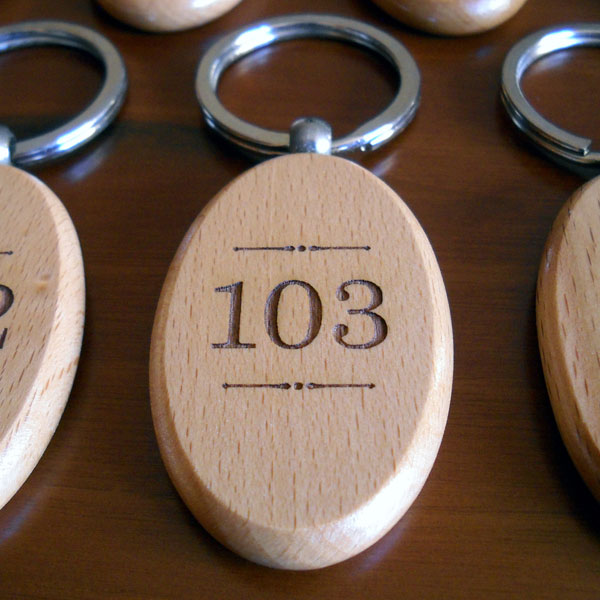 Portachiavi ovali personalizzati in legno con numeri camere hotel