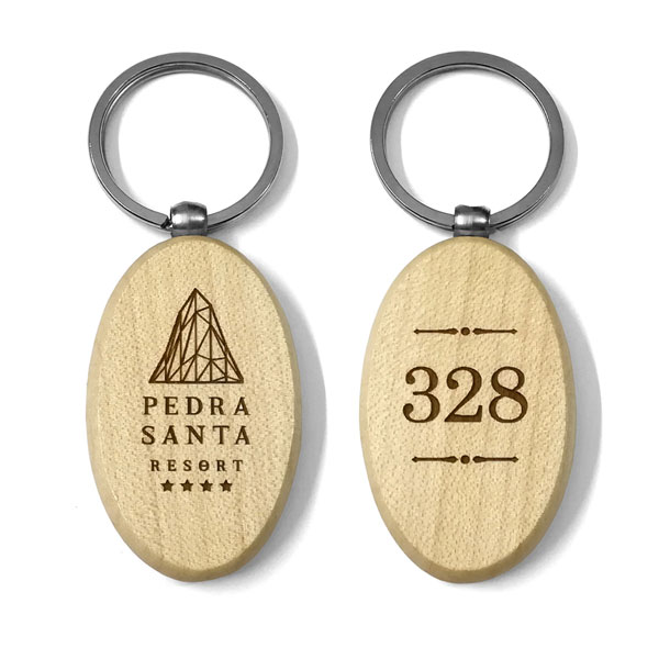 Portachiavi ovali personalizzati in legno con logo e numeri camere resort