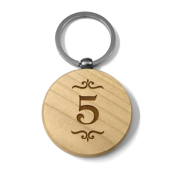 Portachiavi personalizzati in legno con numeri camere e logo per agriturismo