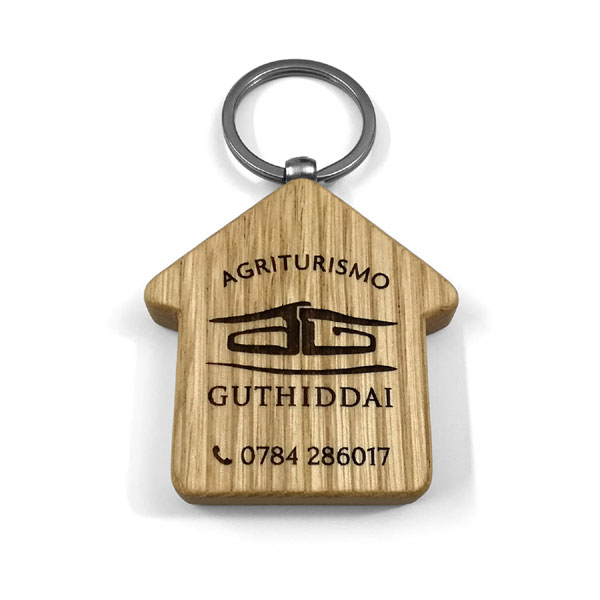 Portachiavi in legno massello a casetta personalizzati per camere agriturismo