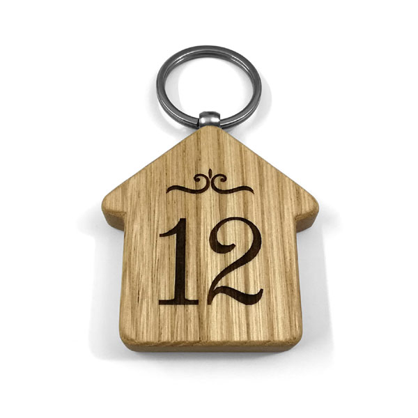 Portachiavi in legno massello a casetta personalizzati con numeri camere agriturismo