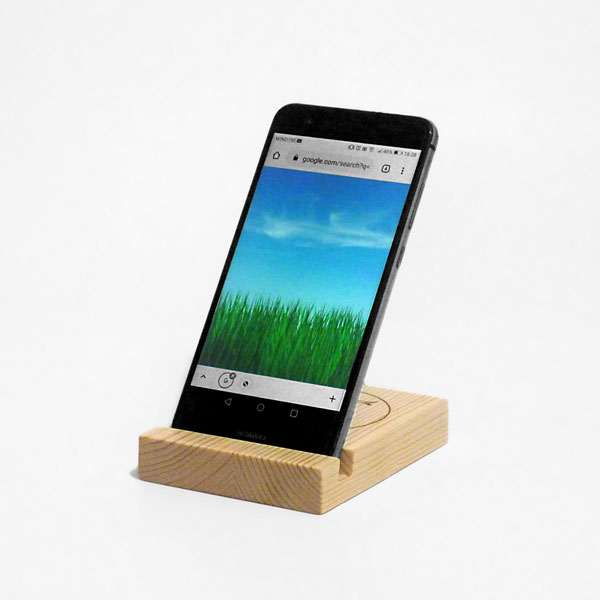 Base in legno per smartphone o tablet creata su misura e personalizzata
