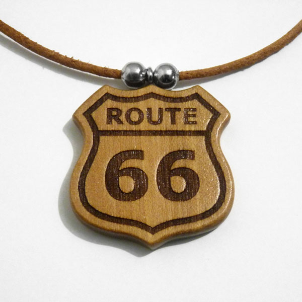 Ciondolo in legno a forma di stemma con incisione personalizzata Route 66
