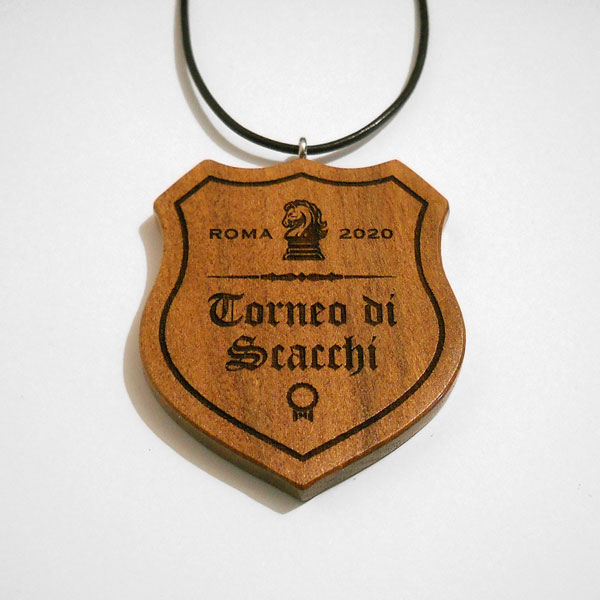 Medaglia a forma di crest da premiazione in legno massello con incisione laser personalizzata