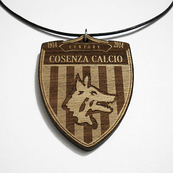 Ciondolo in legno a forma di stemma sportivo personalizzato con logo squadra di calcio