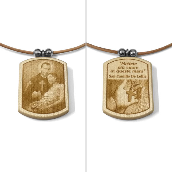 Ciondolo in legno con incisione ritratto San Camillo De Lellis e croce in mano con frase sul retro