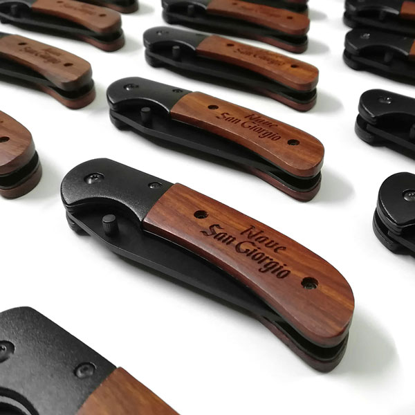Coltellino tascabile in legno e acciaio con incisione personalizzata logo