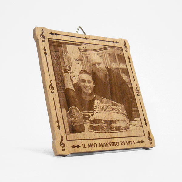 Incisione foto su legno massello con cornice sagomata e frase personalizzata