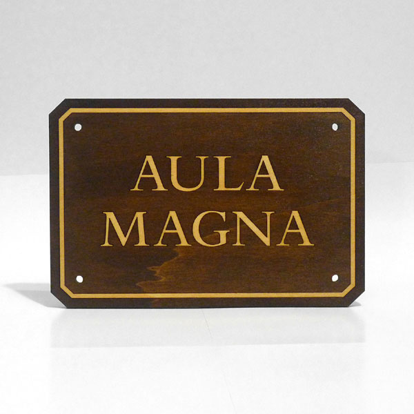 Targa personalizzata in legno inmdicazione Aula Magna Università