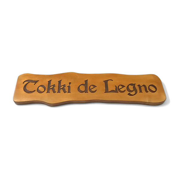 Logo con taglio singole lettere in legno ed installazione su bancone bar
