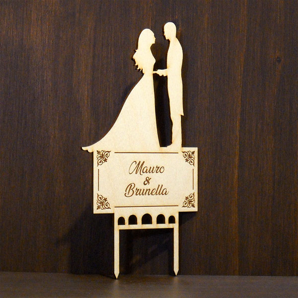 Topper in legno con sposi per torta di matrimonio
