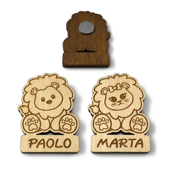 Bomboniere per nascita Calamite in legno personalizzate con nome e sagoma disegno baby leone maschio o femmina