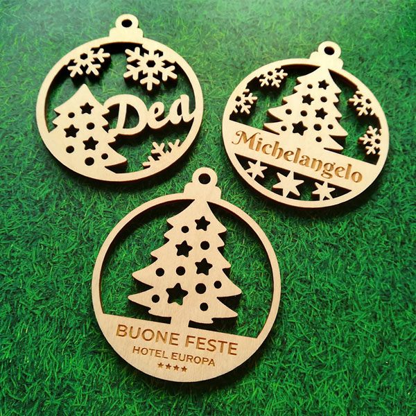 Palla di natale in legno con taglio nome personalizzato e decorazioni