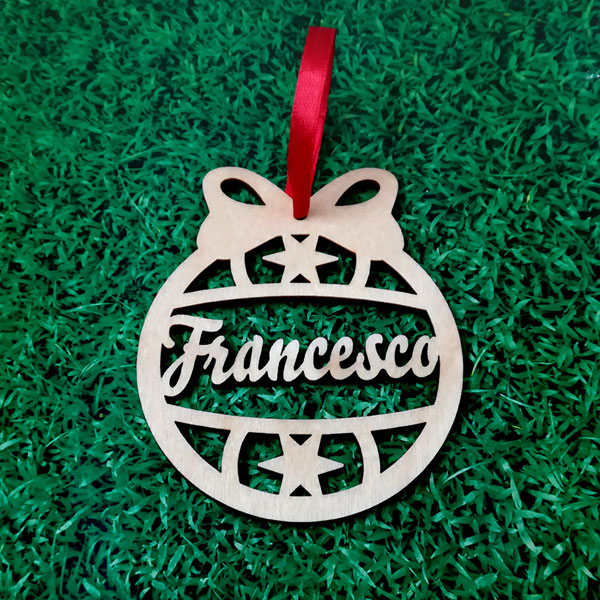 Idea regalo addobbi albero di Natale in legno a forma di palla con taglio personalizzato nome