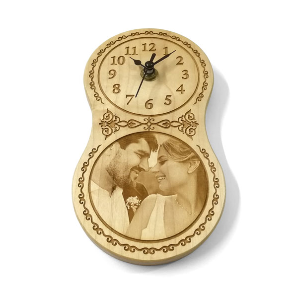 Orologio in legno massello da parete personalizzato con incisione foto