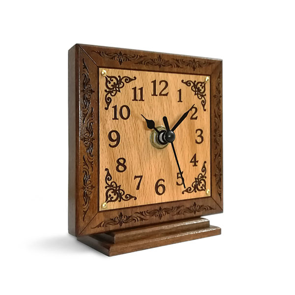 Orologio piccolo in legno massello da tavolo con numeri incisi, cornice e decorazioni