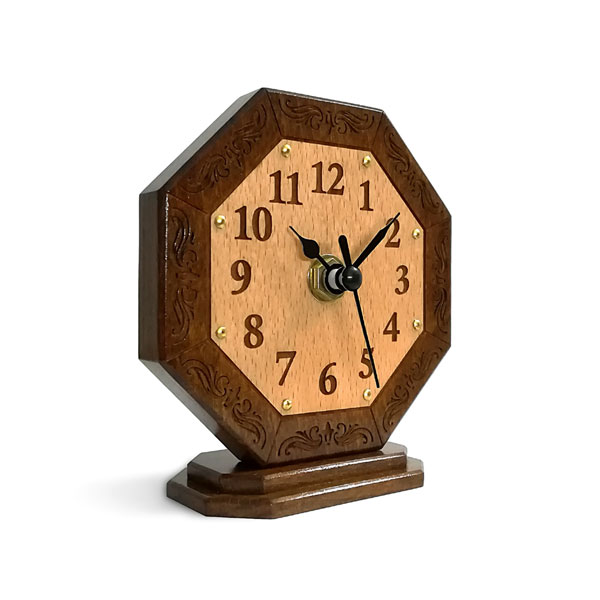 Orologio quadrato piccolo in legno da tavolo con numeri incisi