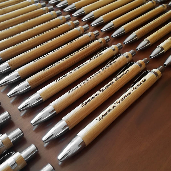 Penne in legno di bambù personalizzate per bomboniere di laurea