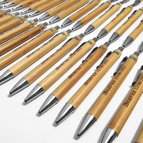 Penne in legno di bambù personalizzate con nome e data bomboniere laurea