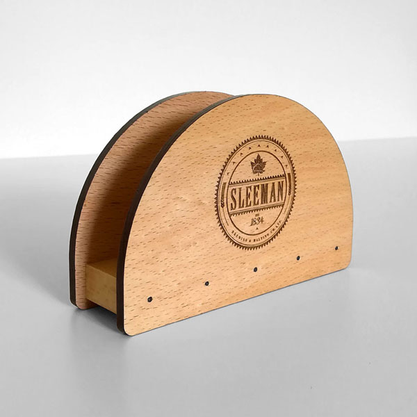 Porta tovaglioli in legno con sagoma ed incisione personalizzata logo bar e pub