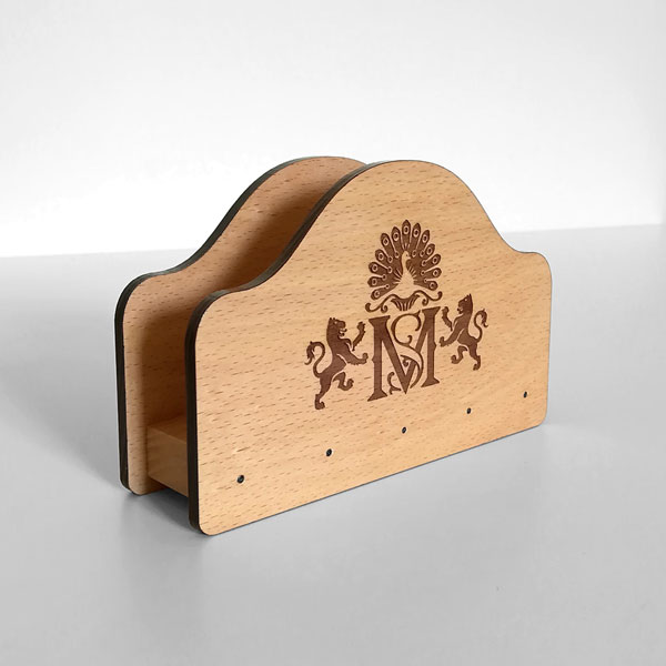 Portatovaglioli in legno con sagoma ed incisione personalizzata logo ristorante