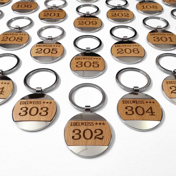 Portachiavi in metallo e legno personalizzati con logo e numeri camere hotel