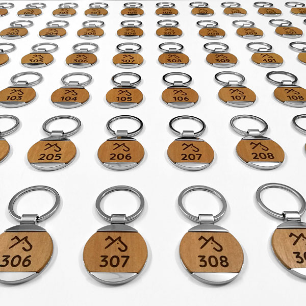 Portachiavi in metallo e legno personalizzati per camere Hotel