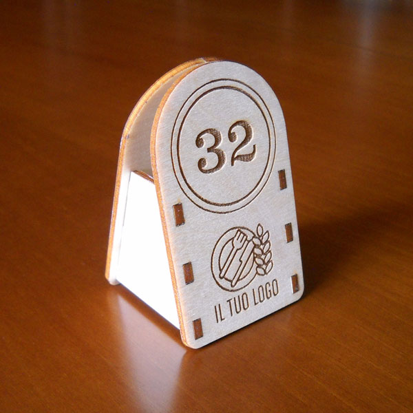 Segnatavoli personalizzati in legno con numeri e logo
