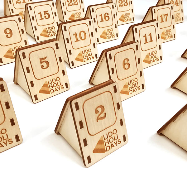 Segnatavoli numerati personalizzati in legno per ristorante lido con numeri tavoli e logo