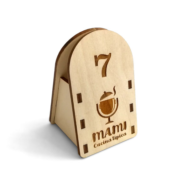 Segnatavoli in legno personalizzati per ristorante pizzeria con numeri e logo