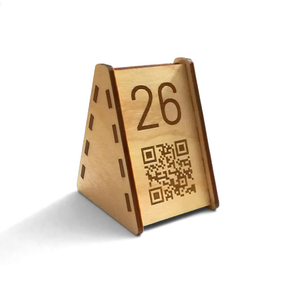 Segnatavoli in legno personalizzati con numero tavolo e QR-Code Menu