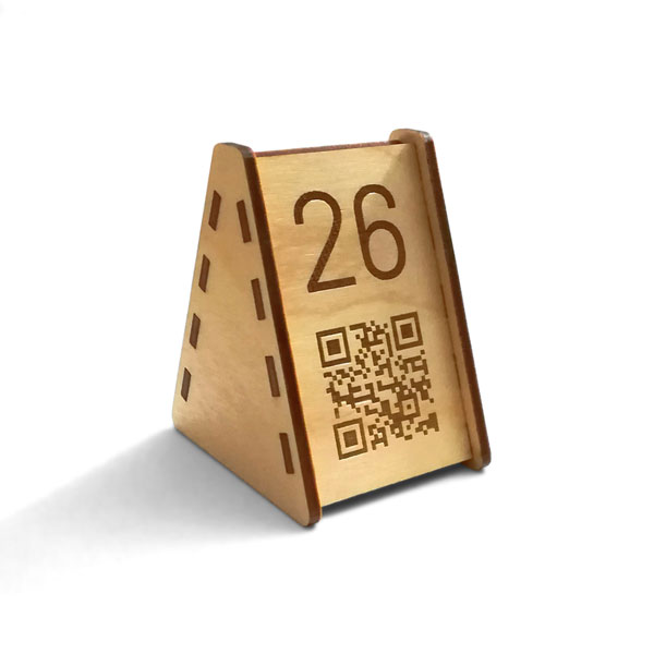 Segnatavoli in legno personalizzati con QR Code menu e numeri tavoli