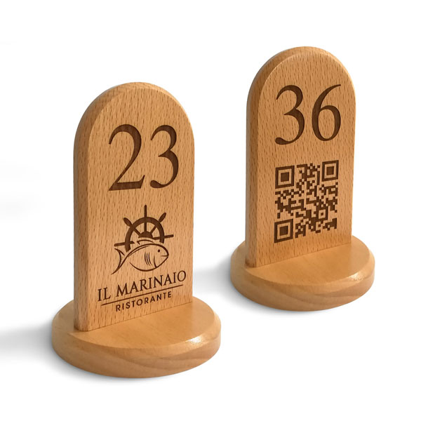 Segnatavoli in legno massiccio personalizzati con incisione numeri tavoli, logo e qr code menu