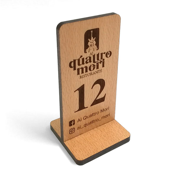 Segnatavoli in legno personalizzati con incisione logo e numeri tavoli ristorante