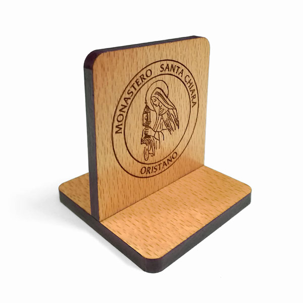 Segnatavoli in legno massello personalizzati con incisione logo