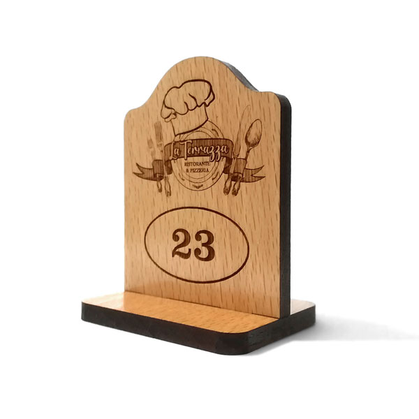 Segnatavoli in legno personalizzati con incisione logo e numeri tavoli pizzeria