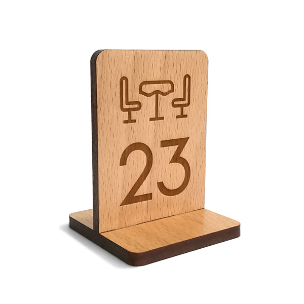 Segnatavoli in legno personalizzati con numeri tavoli e simbolo tavolini