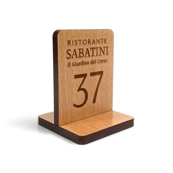 Segnatavoli in legno personalizzati con numeri e logo ristorante