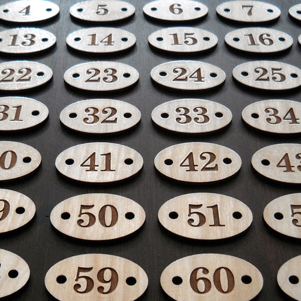 Placchette segnaposto in legno numerate per poltrone teatro